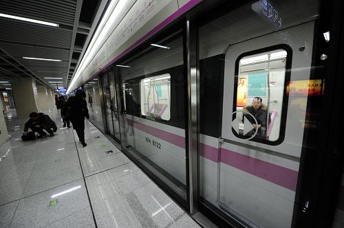 試運(yùn)行的武漢地鐵列車駛?cè)胝九_(12月14日攝)。 新華社記者 郝同前 攝