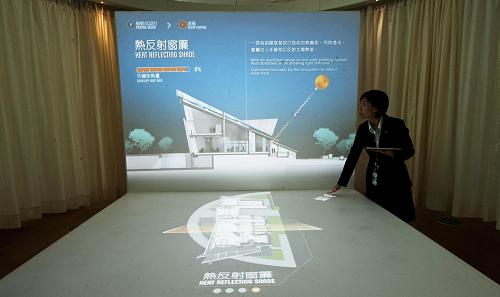 12月17日,工作人員在介紹“零碳天地”設(shè)計(jì)理念。當(dāng)日,香港首座零碳建筑“零碳天地”宣布將于2013年1月5日正式向公眾開(kāi)放。“零碳天地”采用太陽(yáng)能以及較環(huán)保的生物柴油發(fā)電,其產(chǎn)生的可再生能源比營(yíng)運(yùn)時(shí)所需能源更多,并可將剩余能源回饋公共電網(wǎng),以抵消建造過(guò)程及建筑材料本身在制造和運(yùn)輸過(guò)程中所使用的能源。新華社記者 呂小煒 攝