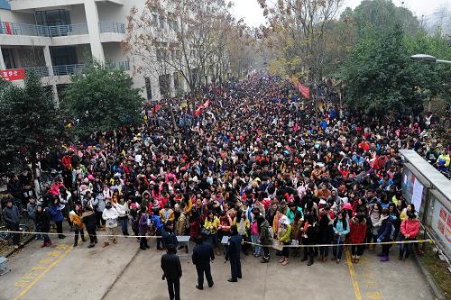 12月22日,在湖北經(jīng)濟(jì)學(xué)院考點(diǎn),考生準(zhǔn)備進(jìn)入考場(chǎng)參加大學(xué)英語(yǔ)四級(jí)考試。當(dāng)日,全國(guó)大學(xué)英語(yǔ)四、六級(jí)考試開(kāi)考,全國(guó)報(bào)考考生共計(jì)938萬(wàn)人。為防范大規(guī)模考試作弊,本次考試將采取“多題多卷”模式,即在同一考場(chǎng)內(nèi)采用內(nèi)容不同的試題組成的多套試卷實(shí)施考試。新華社發(fā)(楊宏斌 攝)