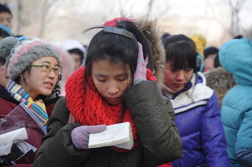 12月22日,在山東聊城大學(xué)考點(diǎn),考生做考前復(fù)習(xí)。新華社發(fā)(董光強(qiáng) 攝)