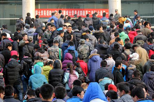 12月22日,在山東聊城大學(xué)考點(diǎn),考生們準(zhǔn)備進(jìn)入考場(chǎng)。新華社發(fā)(趙玉國(guó) 攝)