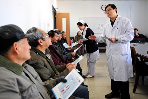 冬日義診送健康 社區(qū)老人得溫暖 12月23日,天津醫(yī)科大學(xué)總醫(yī)院醫(yī)護(hù)人員在為候診的老年人介紹腹主動(dòng)脈瘤防治知識(shí)。 當(dāng)日,天津醫(yī)科大學(xué)總醫(yī)院為來(lái)自周邊社區(qū)的部分年齡在65歲以上的老年人免費(fèi)進(jìn)行了腹主動(dòng)脈瘤篩查,呼吁社會(huì)關(guān)注身邊老年人的身體健康。 新華社記者 張超群 攝