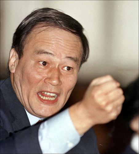 1999年3月,王岐山在九屆全國人大二次會議廣東代表團會議上發(fā)言。新華社發(fā)
