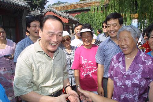 2003年6月28日,防治“非典”期間,王岐山在北海公園與北京市民共度周末。新華社發(fā)