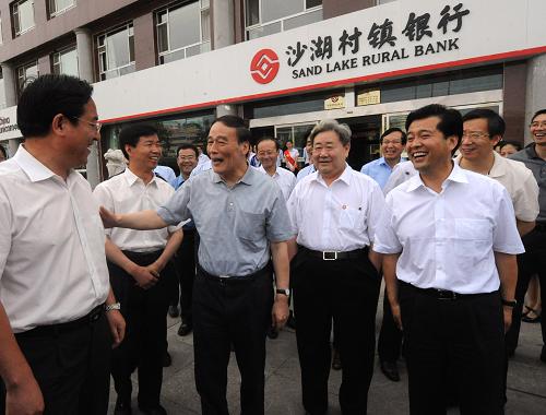 2009年6月15日,王岐山視察寧夏銀川沙湖村鎮(zhèn)銀行。 新華社發(fā)