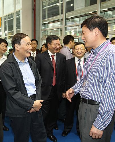2011年4月15日,王岐山考察第109屆中國進出口商品交易會(廣交會)。新華社發(fā)(劉冬平 攝)