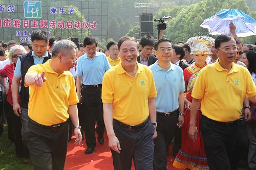 2012年5月19日,王岐山在湖南張家界出席2012“中國旅游日”主題活動啟動儀式。新華社發(fā)