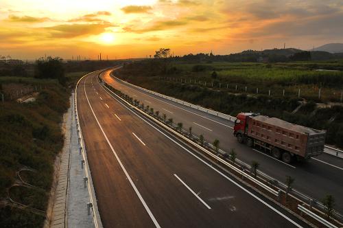 車輛在廣西欽崇高速公路上思縣路段行駛(2012年12月18日攝)。2012年12月31日,廣西十萬大山地區(qū)首條高速公路——欽(州)崇(左)高速公路正式通車。該高速公路橫跨廣西欽州市、防城港市和崇左市,是目前貫穿十萬大山地區(qū)的首條高速公路,也是打通十萬大山天然屏障,連通桂西南的出海通道及中國-東盟陸路通道中沿海公路的重要路段,項目主線長129公里。該高速公路通車后,從欽州到崇左的車程將從三、四個小時縮短到一個半小時左右。新華社發(fā)(梁富盈 攝)