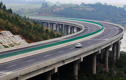 2012年12月31日,在廣西欽崇高速公路上思縣路段,車輛行駛在掃火山大橋上。掃火山大橋是欽崇高速公路最長的橋梁,長約720米。新華社發(fā)(梁富盈 攝)