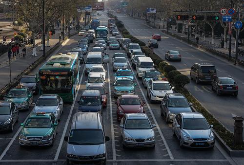1月1日,杭州市主城區(qū)一個十字路口,車輛等待通行。新華社記者 韓傳號 攝