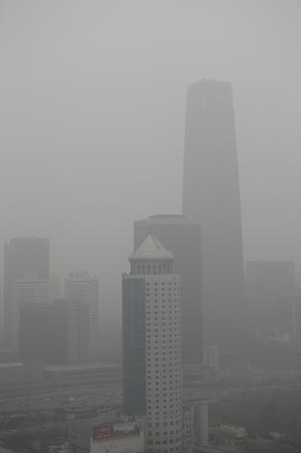 1月13日上午10點(diǎn)半左右,北京中央商務(wù)區(qū)(CBD)的高樓被霧霾籠罩。新華社發(fā)(劉長龍 攝)
