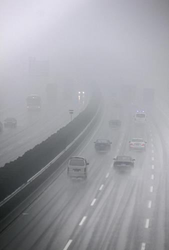 1月13日,車輛行駛在大霧彌漫的沈(陽)海(口)高速江蘇蘇通大橋南通段。新華社發(fā)(朱吉鵬 攝)