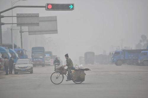 1月13日,廣西氣象臺發(fā)布大霧藍色預警,柳州市區(qū)被濃霧籠罩。新華社發(fā)(黎寒池 攝)