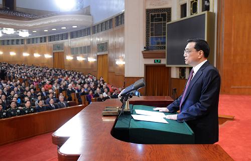 1月18日,中共中央、國務(wù)院在北京人民大會堂隆重舉行國家科學(xué)技術(shù)獎勵大會。胡錦濤、習(xí)近平、溫家寶、李克強(qiáng)、劉云山出席大會并為獲獎代表頒獎。這是李克強(qiáng)在宣讀獎勵決定。 新華社記者 劉建生 攝