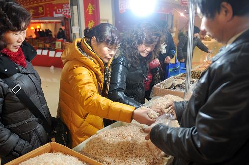 1月18日,市民在浙江食品市場(chǎng)展銷廳選購(gòu)海鮮年貨。 新華社記者 黃宗治 攝