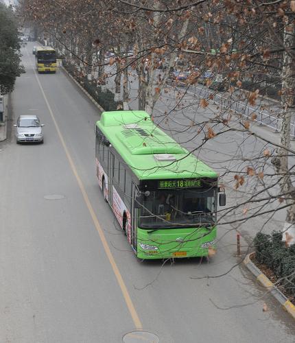 1月18日,清潔能源公交車(chē)行駛在貴陽(yáng)市街頭。新華社發(fā)(陶亮 攝)