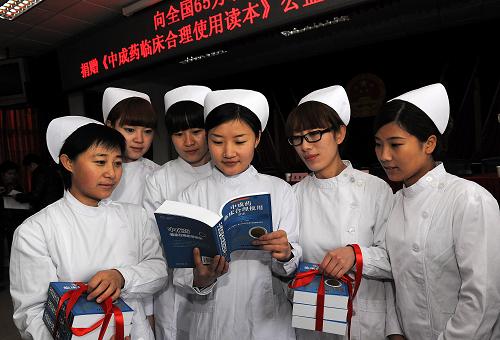 1月18日,北京延慶衛(wèi)生社區(qū)服務站的醫(yī)務人員在捐贈活動上閱讀《中成藥臨床合理使用讀本》。 當日,由北京市中醫(yī)管理局、北京市惠民醫(yī)藥衛(wèi)生事業(yè)發(fā)展基金會等單位共同主辦的“向全國65萬農(nóng)村衛(wèi)生室捐贈《中成藥臨床合理使用讀本》公益活動(北京專場)”在北京延慶井莊鎮(zhèn)舉行。北京市惠民醫(yī)藥衛(wèi)生事業(yè)發(fā)展基金會向北京地區(qū)2986個農(nóng)村衛(wèi)生室無償捐贈《中成藥臨床合理使用讀本》。 該書在惠民基金會的組織下,以中國工程院院士張伯禮領銜并邀請全國著名臨床診療和藥學專家,總結我國近20年來臨床用藥實踐經(jīng)驗和教訓,根據(jù)中醫(yī)理論,按照西醫(yī)病種分類編寫而成。 惠民基金會還將陸續(xù)向全國其他省區(qū)市65萬個農(nóng)村衛(wèi)生室捐贈該書,為農(nóng)村基層醫(yī)生使用中成藥提供技術指導和支持,更好服務農(nóng)村百姓的身體健康。新華社記者 何俊昌 攝