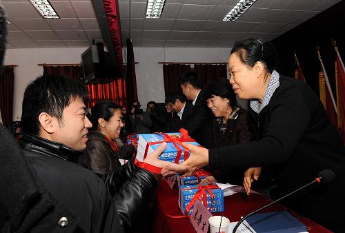 1月18日,惠民醫(yī)藥衛(wèi)生事業(yè)發(fā)展基金會理事長惠魯生(右一)向延慶井莊鎮(zhèn)社區(qū)衛(wèi)生服務站的醫(yī)務工作者贈送《中成藥臨床合理使用讀本》。新華社記者 何俊昌 攝