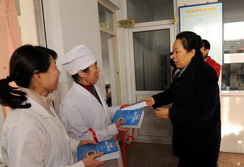 1月18日,惠民醫(yī)藥衛(wèi)生事業(yè)發(fā)展基金會理事長惠魯生(右一)向延慶井莊鎮(zhèn)張伍堡社區(qū)衛(wèi)生服務站的醫(yī)生贈送《中成藥臨床合理使用讀本》。新華社記者 何俊昌 攝