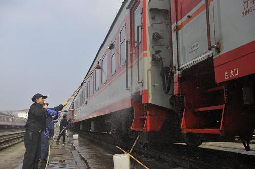 1月24日,成都鐵路局貴陽車輛段的工作人員在清洗列車。 新華社記者 歐東衢 攝