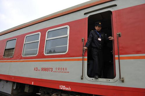 1月24日,成都鐵路局貴陽車輛段的工作人員在對列車進行檢修。 新華社記者 歐東衢 攝