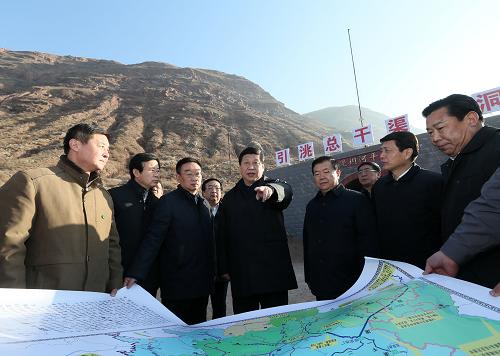 蛇年春節(jié)到來之際,中共中央總書記、中共中央軍委主席習近平2月2日至5日來到甘肅,看望慰問各族干部群眾,并向全國各族人民表達美好的新春祝福。2月3日,習近平在定西市渭源縣引洮供水工程工地考察。新華社記者 蘭紅光 攝
