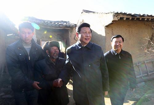 蛇年春節(jié)到來之際,中共中央總書記、中共中央軍委主席習近平2月2日至5日來到甘肅,看望慰問各族干部群眾,并向全國各族人民表達美好的新春祝福。2月3日,習近平來到定西市渭源縣田家河鄉(xiāng)元古堆村困難老黨員馬崗(左二)家中看望。新華社記者 蘭紅光 攝