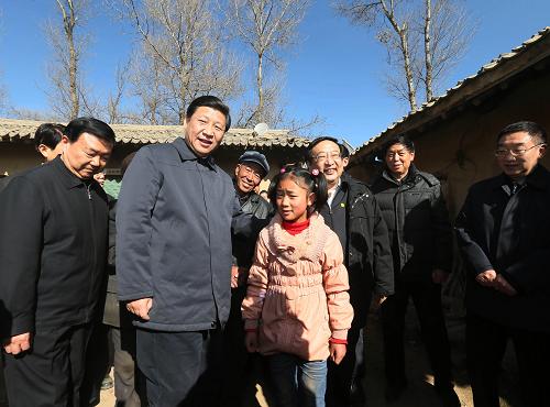 蛇年春節(jié)到來之際,中共中央總書記、中共中央軍委主席習近平2月2日至5日來到甘肅,看望慰問各族干部群眾,并向全國各族人民表達美好的新春祝福。2月3日,習近平來到定西市渭源縣田家河鄉(xiāng)元古堆村看望鄉(xiāng)親們。這是習近平與一名小女孩親切交談。新華社記者 蘭紅光 攝