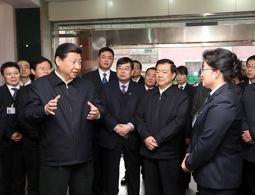 2月4日,習近平在蘭州市七里河區(qū)西湖街道考察“民情流水線”工程時,向社區(qū)工作人員了解創(chuàng)新社會管理、加強基層黨組織建設等情況。新華社記者 蘭紅光 攝