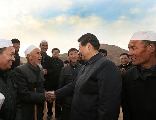 2月3日,習近平在東鄉(xiāng)族自治縣布愣溝村看望鄉(xiāng)親們。新華社記者 蘭紅光 攝