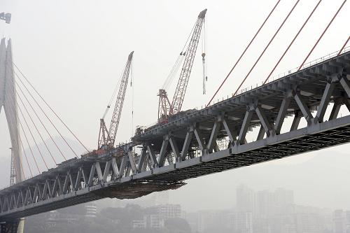 這是2月5日拍攝的重慶東水門長江大橋。新華社發(fā)(鐘桂林 攝)