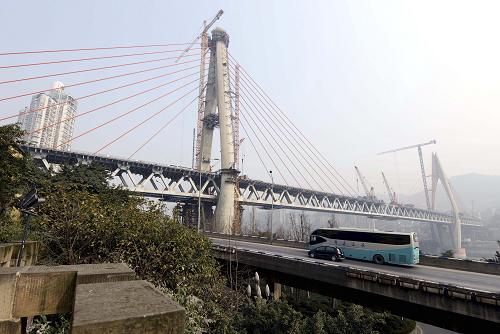 2月5日,機(jī)動(dòng)車從重慶東水門長江大橋下駛過。新華社發(fā)(鐘桂林 攝)