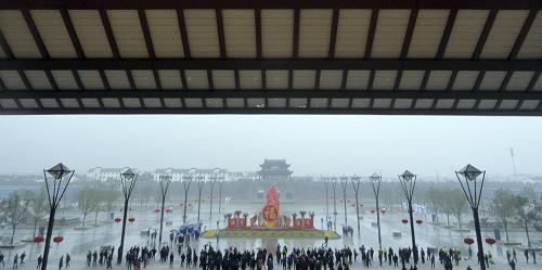這是2013年2月5日拍攝的蘇州火車站南廣場景觀。當(dāng)日,蘇州火車站南廣場投入使用。至此,歷時5年多的蘇州火車站改造工程基本完工。投入使用的南廣場與此前已投用的北廣場、北站房實(shí)現(xiàn)對接,將有效緩解蘇州火車站春運(yùn)期間的客運(yùn)壓力。蘇州火車站改造工程于2007年啟動,總投資約23億元。新華社發(fā)(王建康 攝)