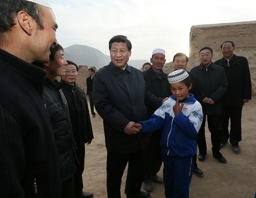 2月3日,中共中央總書記、中共中央軍委主席習近平沿著陡峭山路來到山大溝深的臨夏回族自治州東鄉(xiāng)族自治縣布楞溝村看望東鄉(xiāng)族群眾。圖為習近平看望東鄉(xiāng)族干部群眾時,拉著村民馬麥志兒子的手,和大家親切交談。新華社記者 蘭紅光 攝