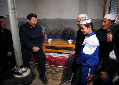 2月3日,中共中央總書記、中共中央軍委主席習近平沿著陡峭山路來到山大溝深的臨夏回族自治州東鄉(xiāng)族自治縣布楞溝村看望東鄉(xiāng)族群眾。圖為習近平在村民馬麥志家,和一家人聊家常。新華社記者 蘭紅光 攝