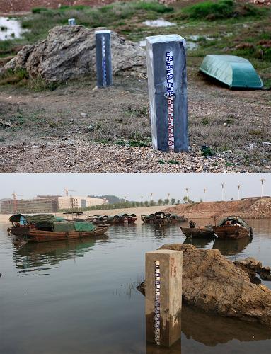 這張拼版照片顯示的是:2013年2月5日在江西省都昌縣印山島附近拍攝的裸露的鄱陽(yáng)湖都昌站水文標(biāo)尺(上圖);2012年9月7日在同一地點(diǎn)拍攝的位于湖水中的水文標(biāo)尺(下圖)。新華社發(fā)(傅建斌 攝)