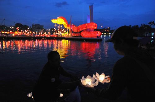 2月9日,人們在印度尼西亞首都雅加達放荷燈,慶祝中國農(nóng)歷蛇年春節(jié)的到來。當日,世界各地紛紛舉行活動迎接中國農(nóng)歷蛇年春節(jié)的到來。新華社發(fā)(阿貢攝)