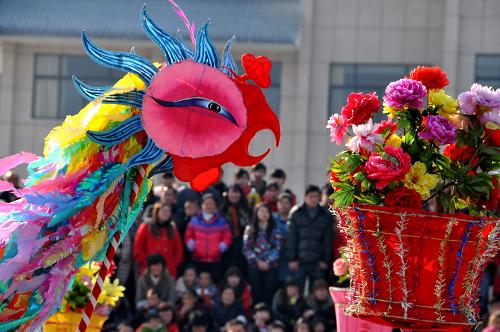 2月9日,南水北調(diào)中線工程核心水源區(qū)湖北省鄖縣柳陂鎮(zhèn)臥龍崗社區(qū)移民在觀看民俗表演,喜過(guò)在新村的第一個(gè)春節(jié)。2012年9月,南水北調(diào)中線工程、湖北省丹江口庫(kù)區(qū)移民搬遷任務(wù)圓滿完成,全省18.2萬(wàn)移民全面實(shí)現(xiàn)搬遷安置喜遷移民新村。2013年2月9日是農(nóng)歷除夕,移民在新家園喜過(guò)第一個(gè)春節(jié)。 新華社發(fā)(程復(fù)華 攝)