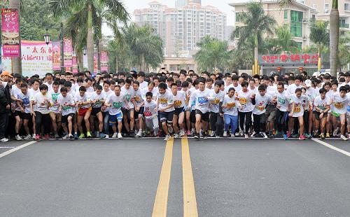 2月10日,市民在廣東惠州市惠陽(yáng)區(qū)淡水街道第十六屆新春長(zhǎng)跑大賽中起跑。春節(jié)作為中國(guó)最熱鬧的傳統(tǒng)節(jié)日,包餃子、放鞭炮、逛廟會(huì)、串門(mén)拜年等傳統(tǒng)習(xí)俗是必不可少的,但現(xiàn)在更多的人開(kāi)始追求春節(jié)的新過(guò)法,旅游年、運(yùn)動(dòng)年、文化年、勞動(dòng)年、科技年等新的過(guò)年理念,讓人們的春節(jié)假期有了更多的選擇。新華社發(fā)(朱偉華 攝)