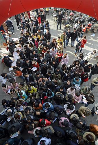 2月23日,求職者在招聘會場外排隊等待。新華社記者 王鵬 攝
