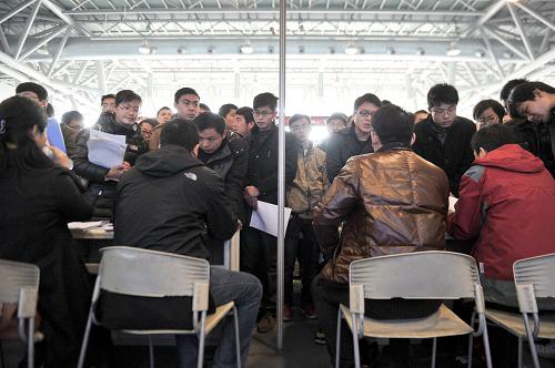 2月23日,在安徽國(guó)際會(huì)展中心招聘會(huì)現(xiàn)場(chǎng)內(nèi)的一家招聘企業(yè)前,應(yīng)聘者絡(luò)繹不絕。新華社記者 郭晨 攝