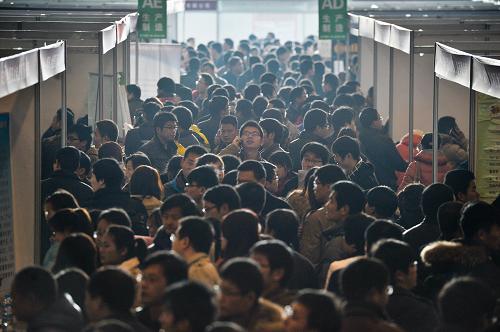 2月23日,安徽國(guó)際會(huì)展中心招聘會(huì)現(xiàn)場(chǎng)內(nèi)的應(yīng)聘者人頭攢動(dòng)。新華社記者 郭晨 攝
