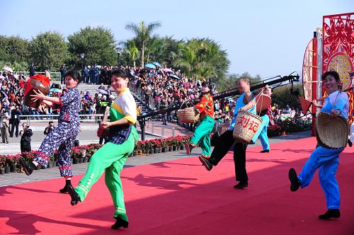 2月23日,演員在表演閩清情景劇《春游十八坂》。當日,海峽兩岸民俗精品節(jié)目展演、兩岸民俗文藝隊伍巡游和福州民間武術大擂臺等活動在福建福州閩江公園舉行。據(jù)悉,這些活動是2013年海峽兩岸民俗文化節(jié)的一部分。文化節(jié)由福建省文化廳、福建省臺灣事務辦公室等聯(lián)合舉辦,旨在弘揚閩都優(yōu)秀傳統(tǒng)文化,加強閩臺兩地文化合作與交流。新華社記者 林善傳 攝