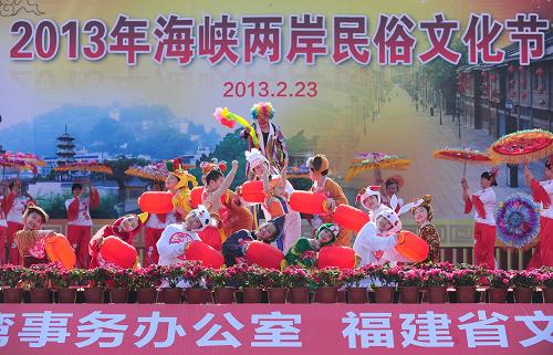 2月23日,演員在表演民俗舞蹈《金蛇炫舞 春暖海峽》。新華社記者 林善傳 攝