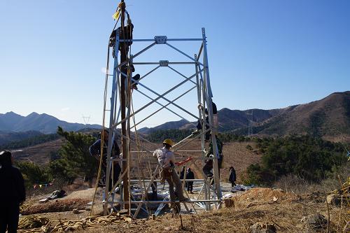 天津春季山區(qū)電網(wǎng)建設(shè)全面啟動(dòng) 3月13日,電力工作人員在天津薊縣漁下35千伏線路工程49號(hào)塔工地進(jìn)行組塔。 當(dāng)日,天津薊縣北部山區(qū)電網(wǎng)建設(shè)全面開工。據(jù)介紹,此次山區(qū)電網(wǎng)建設(shè)項(xiàng)目線路總長19.8公里,共有81基桿塔,預(yù)計(jì)2013年底竣工,將有效改善薊縣山區(qū)群眾的供電條件。 新華社發(fā)(津格爾娃 攝)