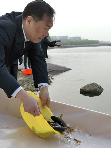 河南平頂山增殖放流700多萬尾魚苗 3月20日,一位市民將自己購買的魚苗放入白龜湖中。 當(dāng)日,河南省平頂山市舉行2013年白龜湖增殖放流活動(dòng),由全市各單位和市民們捐資購買的700多萬尾魚苗被放入水庫。白龜湖是平頂山市區(qū)100萬人的飲用水源地。近年來,該市努力做好白龜湖及沿岸環(huán)境保護(hù)工作,為凈化白龜湖水質(zhì),增加生物多樣性,從2011年開始,該市每年都進(jìn)行白龜湖增殖放流活動(dòng)。 新華社發(fā)(李志勇 攝)