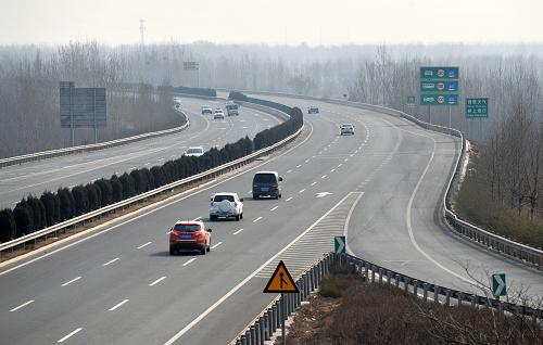 3月30日,車輛在G5京昆高速公路上行駛。新華社發(fā)(朱旭東 攝)
