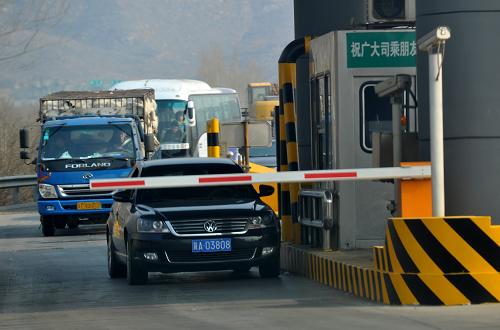 3月30日,車輛在G5京昆高速公路唐北收費口通行。日前,河北省《2013年清明節(jié)和“五一”勞動節(jié)小型客車免收通行費實施方案》出臺,清明(4月4日零時至4月6日24時)、五一(4月29日零時至5月1日24時)兩個假期期間,7座以下(含7座)載客車輛均可免費通行河北境內(nèi)依法批準(zhǔn)的所有收費公路。免費期間,河北省境內(nèi)各條高速公路將繼續(xù)實行小型客車專用通道入口不發(fā)卡、出口抬桿放行的管理模式。新華社發(fā)(朱旭東 攝)