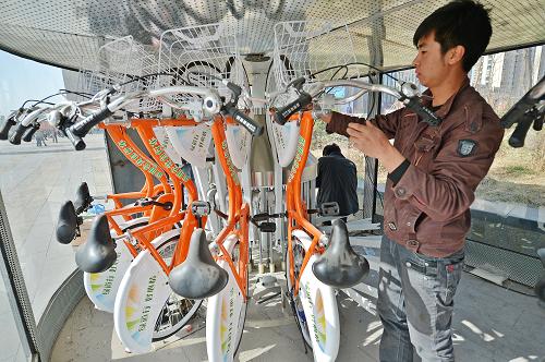 3月30日,工作人員在公共自行車亭進(jìn)行調(diào)試。寧夏銀川市為緩解市民公交出行“最后一公里”問題建設(shè)的智能化立體公共自行車亭將于4月1日正式啟用。這種站亭采用智能化刷卡取車、立體停放的方式方便市民,并節(jié)約停放用地。據(jù)了解,首批50個站亭的1000輛自行車將以實(shí)名卡刷卡的形式供市民使用,1小時內(nèi)免費(fèi),超過1小時收取每小時1元的使用費(fèi)。新華社記者 王鵬 攝