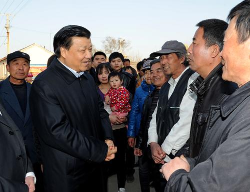 3月28日下午至29日,中共中央政治局常委、中央書記處書記劉云山在天津調研。這是3月28日,劉云山在天津寶坻區(qū)口東鎮(zhèn)西李各莊村調研時同村民親切交談。新華社記者 饒愛民 攝